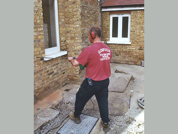Lateral restraint of walls –  pocket cut out in brickwork 	